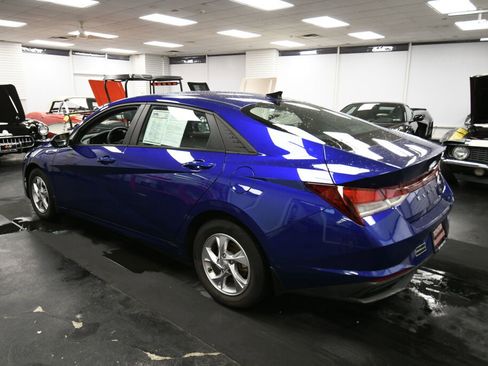 Used 2021 Hyundai Elantra SE image 6