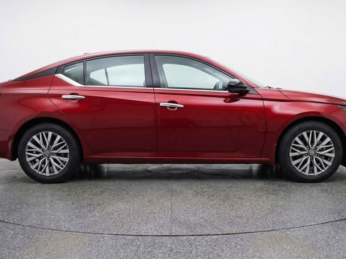Used 2025 Nissan Altima 2.5 SV image 11