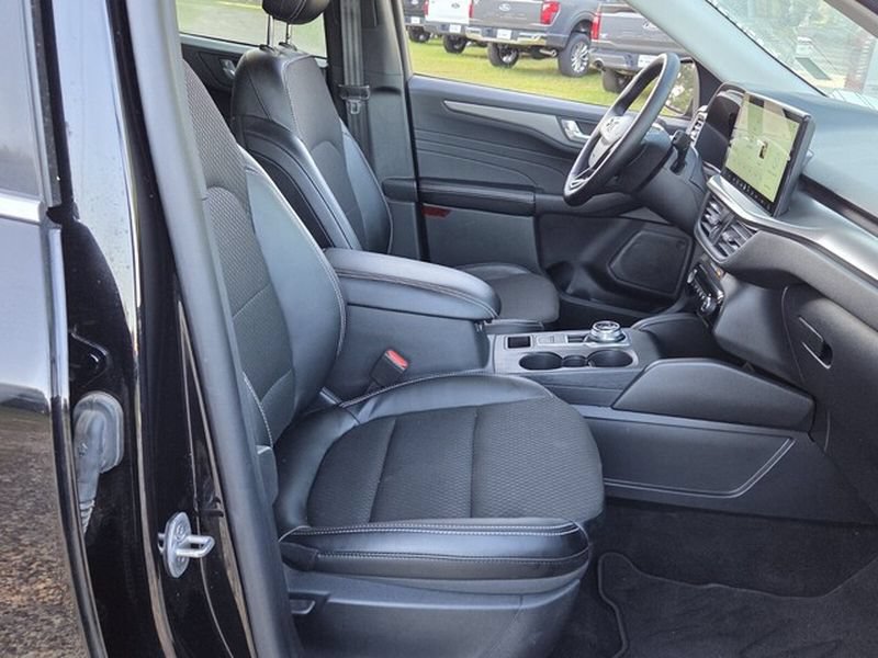 Used 2025 Ford Escape SE FWD image 17