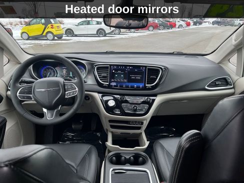 Used 2024 Chrysler Pacifica Touring-L image 18