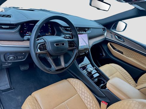 Used 2023 Jeep Grand Cherokee Summit w/ Advanced Protech Group IV AWD/4WD image 7