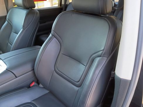 Used 2025 Nissan Armada SV RWD image 30