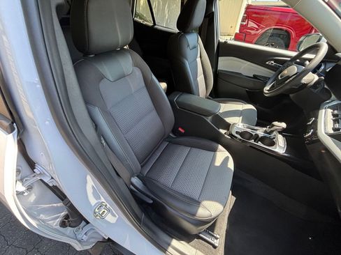 Used 2025 Chevrolet Trax LT FWD image 31