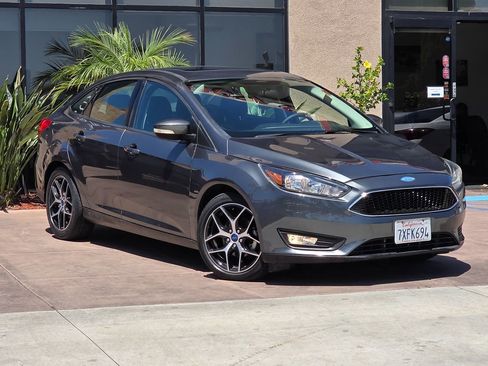 Used 2017 Ford Focus SEL FWD image 3