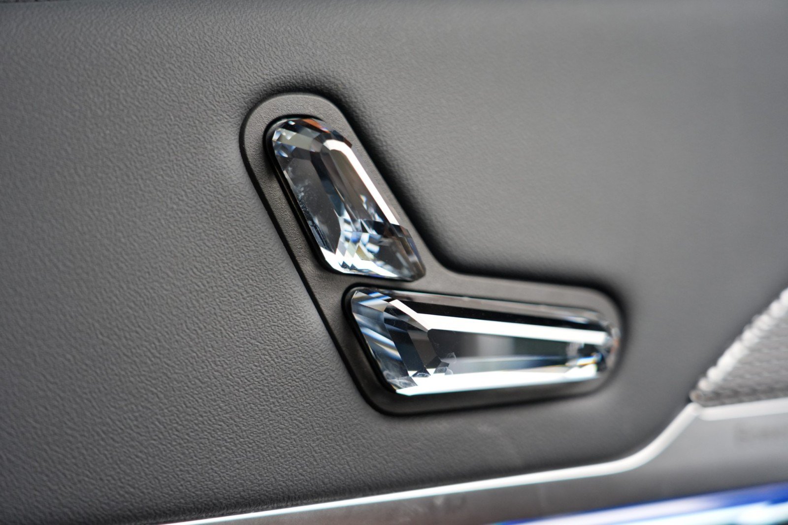 Used 2025 BMW 740i w/ Premium Package RWD image 18