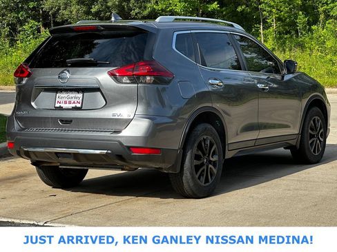 Used 2018 Nissan Rogue SV AWD/4WD image 3