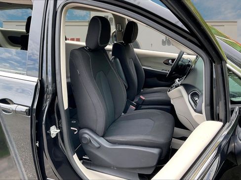 Certified 2023 Chrysler Voyager LX FWD image 7