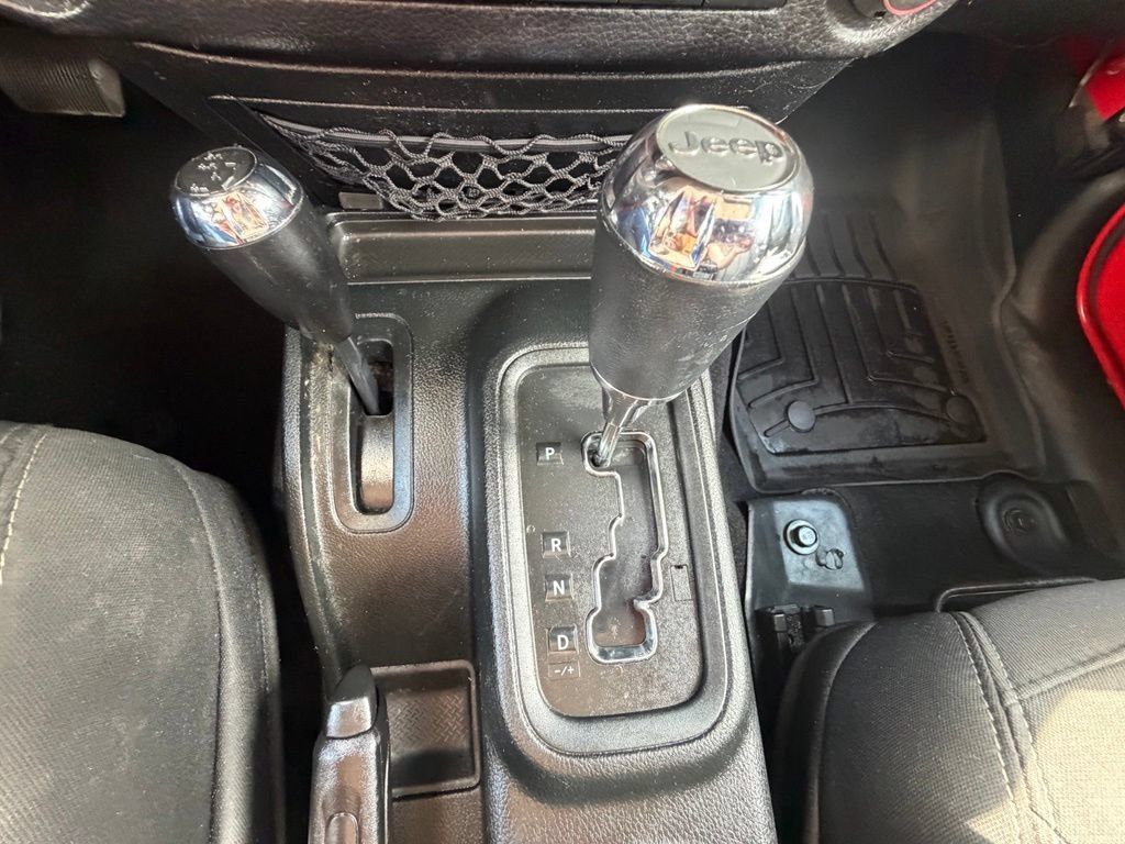 Used 2018 Jeep Wrangler Unlimited Sahara w/ Connectivity Group AWD/4WD image 31