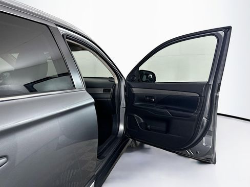 Used 2019 Mitsubishi Outlander SEL image 32