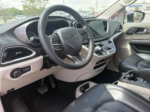 Used 2023 Chrysler Pacifica Touring-L FWD image 10