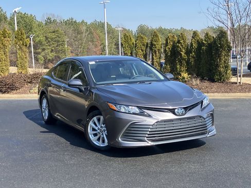 Used 2022 Toyota Camry LE image 2