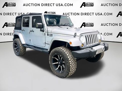 Used 2016 Jeep Wrangler Unlimited Sahara w/ Connectivity Group AWD/4WD image 2