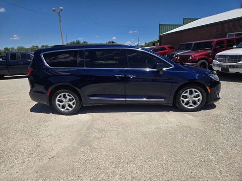 Used 2017 Chrysler Pacifica Touring-L w/ Tire & Wheel Group FWD image 2