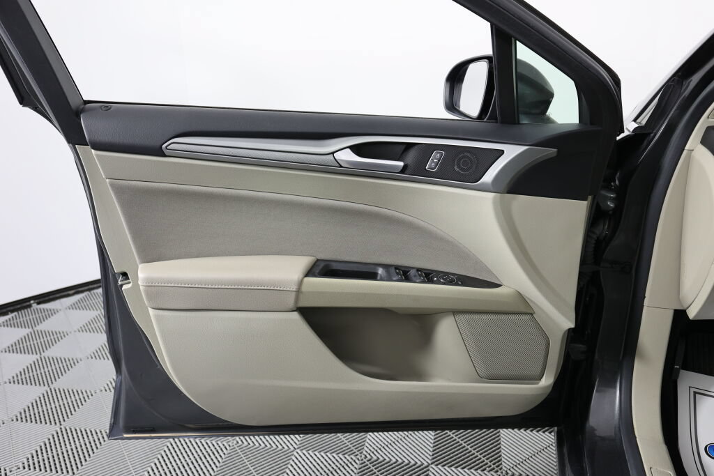 Used 2019 Ford Fusion SE FWD image 12