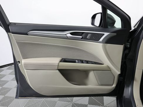 Used 2019 Ford Fusion SE FWD image 12