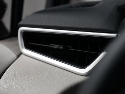 Used 2025 Toyota Corolla LE image 23