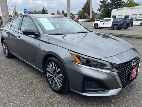 Used 2025 Nissan Altima 2.5 SV FWD image 3