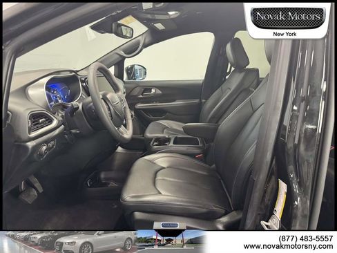 Used 2025 Chrysler Pacifica Select image 14