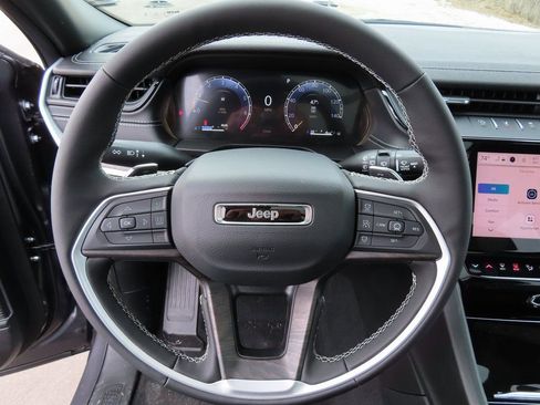New 2026 Jeep Grand Cherokee Limited w/ Luxury Tech Group II AWD/4WD image 4