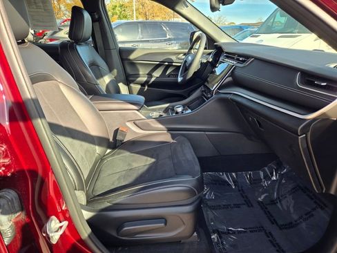 Certified 2024 Jeep Grand Cherokee Altitude image 5