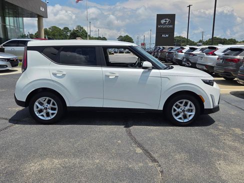 Used 2025 Kia Soul LX w/ LX Technology Package FWD image 14