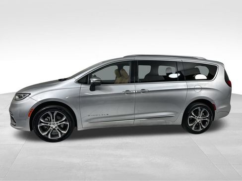Used 2023 Chrysler Pacifica Pinnacle AWD/4WD image 5