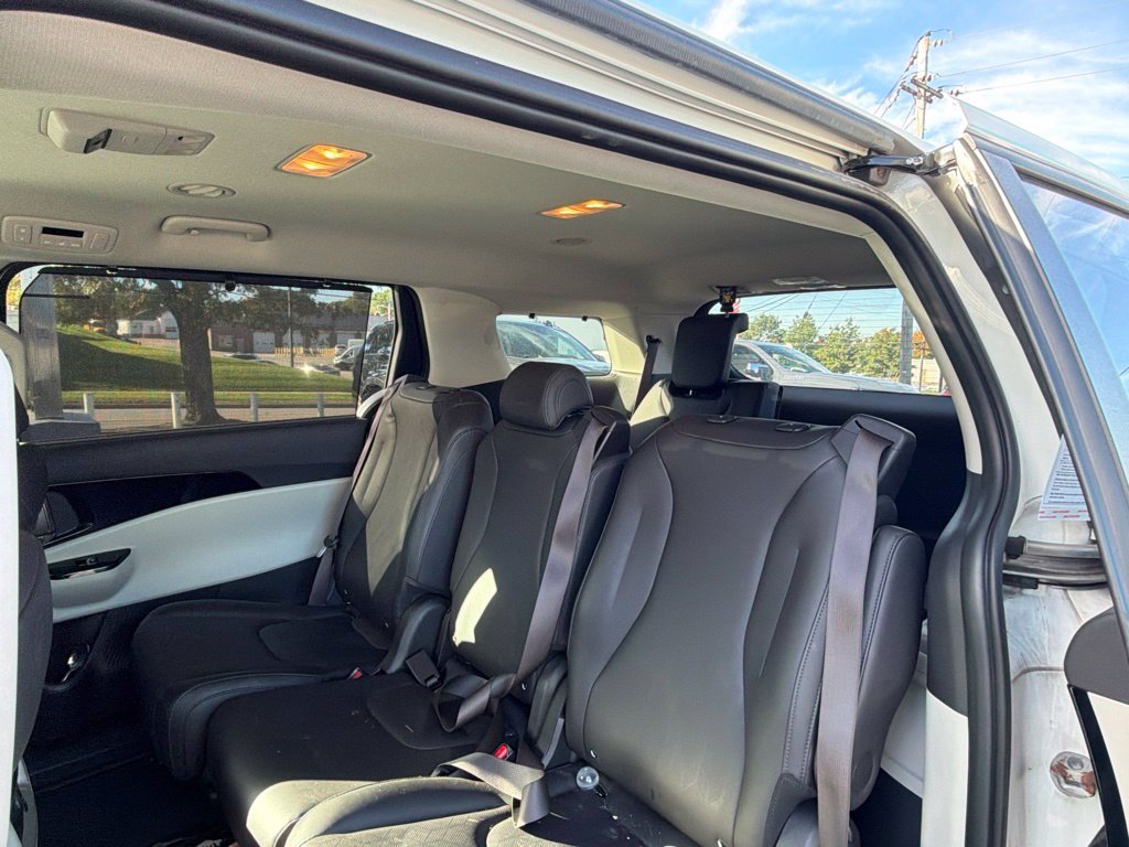 Used 2024 Kia Carnival EX FWD image 10