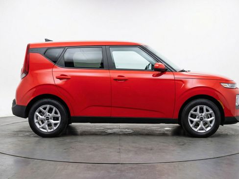 Used 2025 Kia Soul LX w/ LX Technology Package image 9