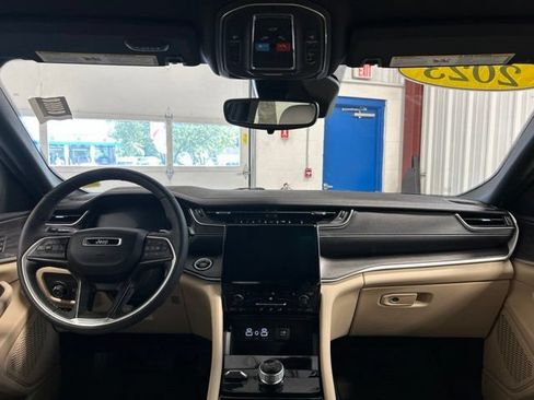 Used 2023 Jeep Grand Cherokee L Limited AWD/4WD image 16