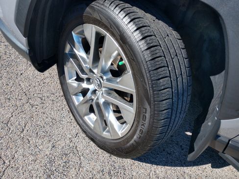 Used 2019 Toyota RAV4 Limited image 9