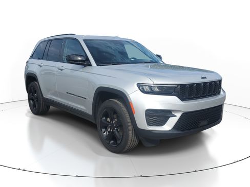 Used 2024 Jeep Grand Cherokee Altitude RWD image 2