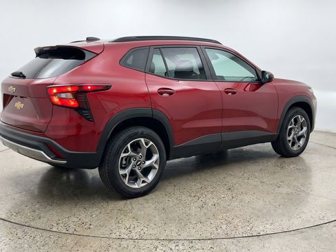 Used 2025 Chevrolet Trax LT FWD image 9