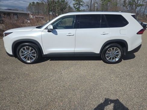 Used 2024 Toyota Grand Highlander AWD image 2
