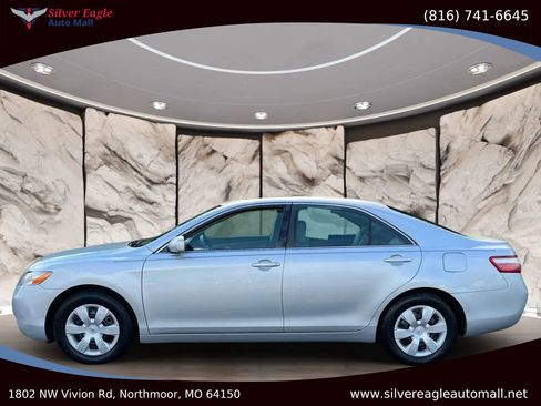 Used 2007 Toyota Camry LE image 2