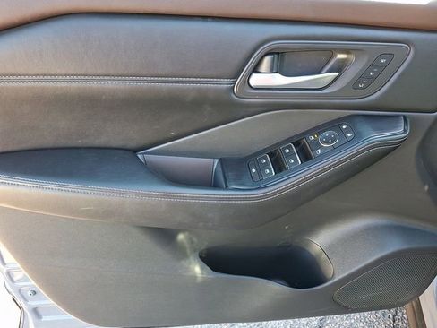 Used 2023 Nissan Rogue SL w/ SL Premium Package image 13