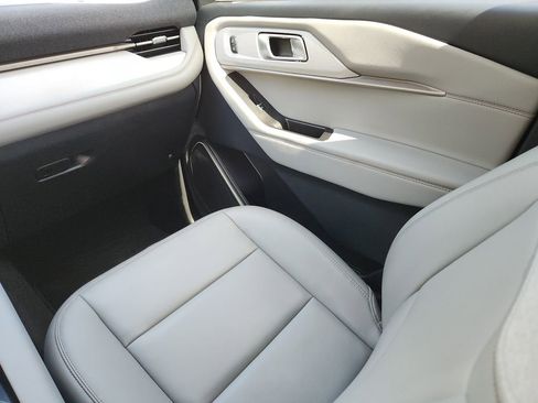 Used 2025 Ford Explorer Active w/ Active Comfort Package image 15