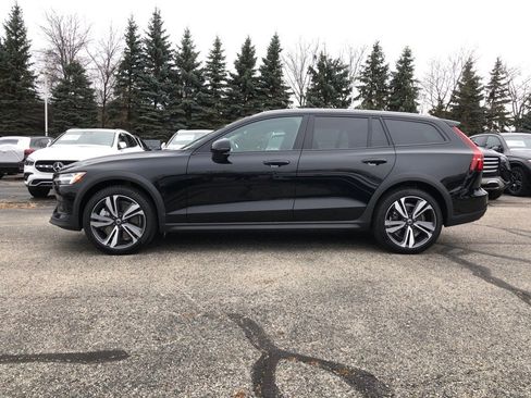 Used 2025 Volvo V60 B5 Cross Country Plus image 7