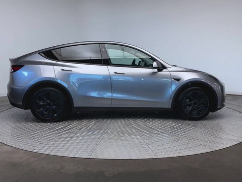 Used 2025 Tesla Model Y Long Range AWD/4WD image 9