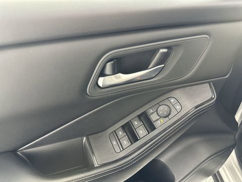 Used 2024 Nissan Rogue SV FWD image 13