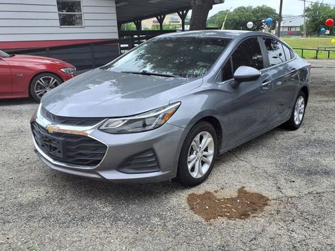 Used 2019 Chevrolet Cruze LT w/ Convenience Package FWD image 3