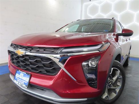Used 2025 Chevrolet Trax LT w/ LT Convenience Package FWD image 1