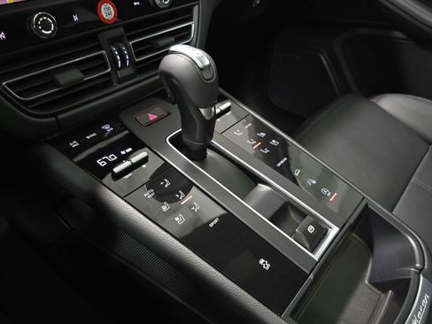 Certified 2025 Porsche Macan AWD/4WD image 20