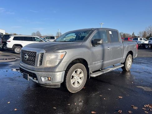Used 2018 Nissan Titan SV image 5
