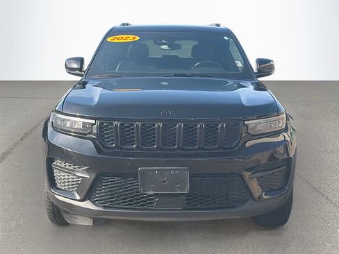 Used 2023 Jeep Grand Cherokee Altitude AWD/4WD image 9