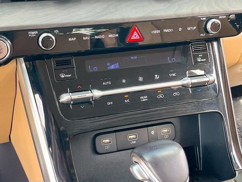 Used 2024 Kia Carnival EX FWD image 16