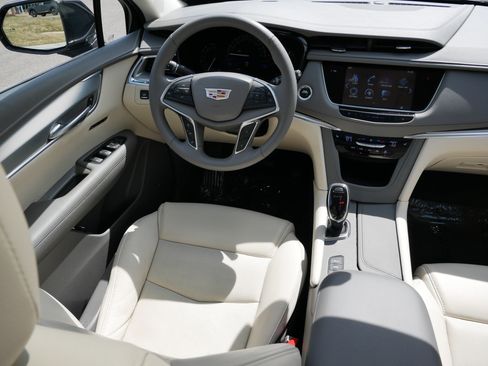 Used 2018 Cadillac XT5 Luxury w/ Driver Awareness Package AWD/4WD image 7