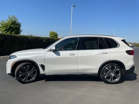 New 2026 BMW X5 xDrive50e w/ Climate Comfort Package image 3