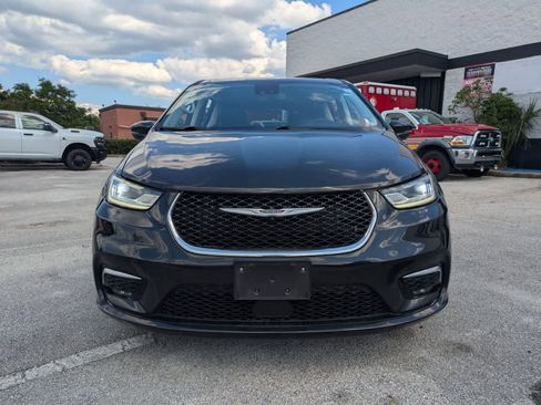 Used 2023 Chrysler Pacifica Touring-L FWD image 2