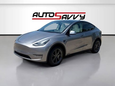 Used 2025 Tesla Model Y Long Range RWD image 3
