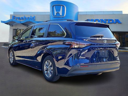 Used 2023 Toyota Sienna XLE image 5